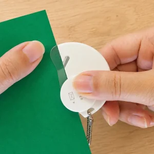 ミドリ レターカッターで折り紙を切っている様子